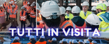 Visitatori con l'elmetto di protezione